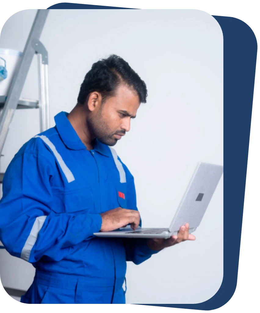 Artisan sur son ordinateur