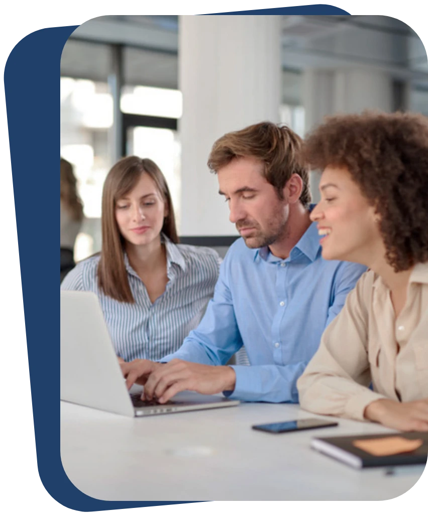 trois entrepreneurs sur un ordinateur