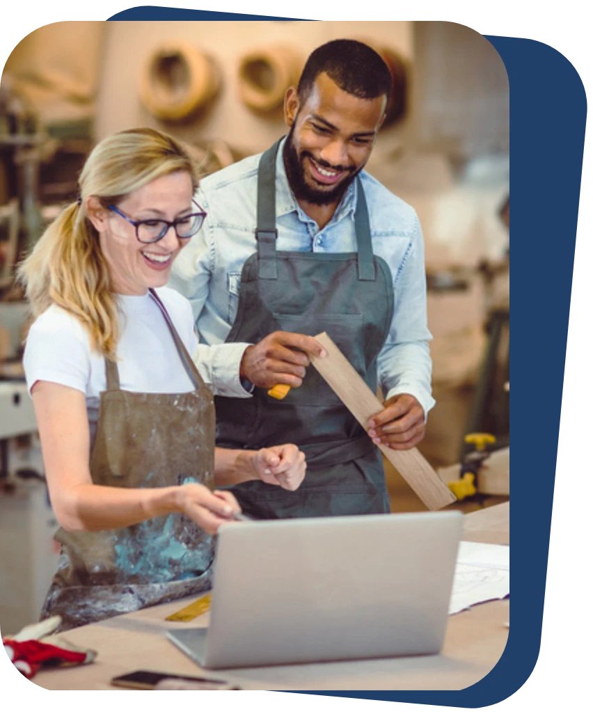 Deux artisans sur un ordinateur