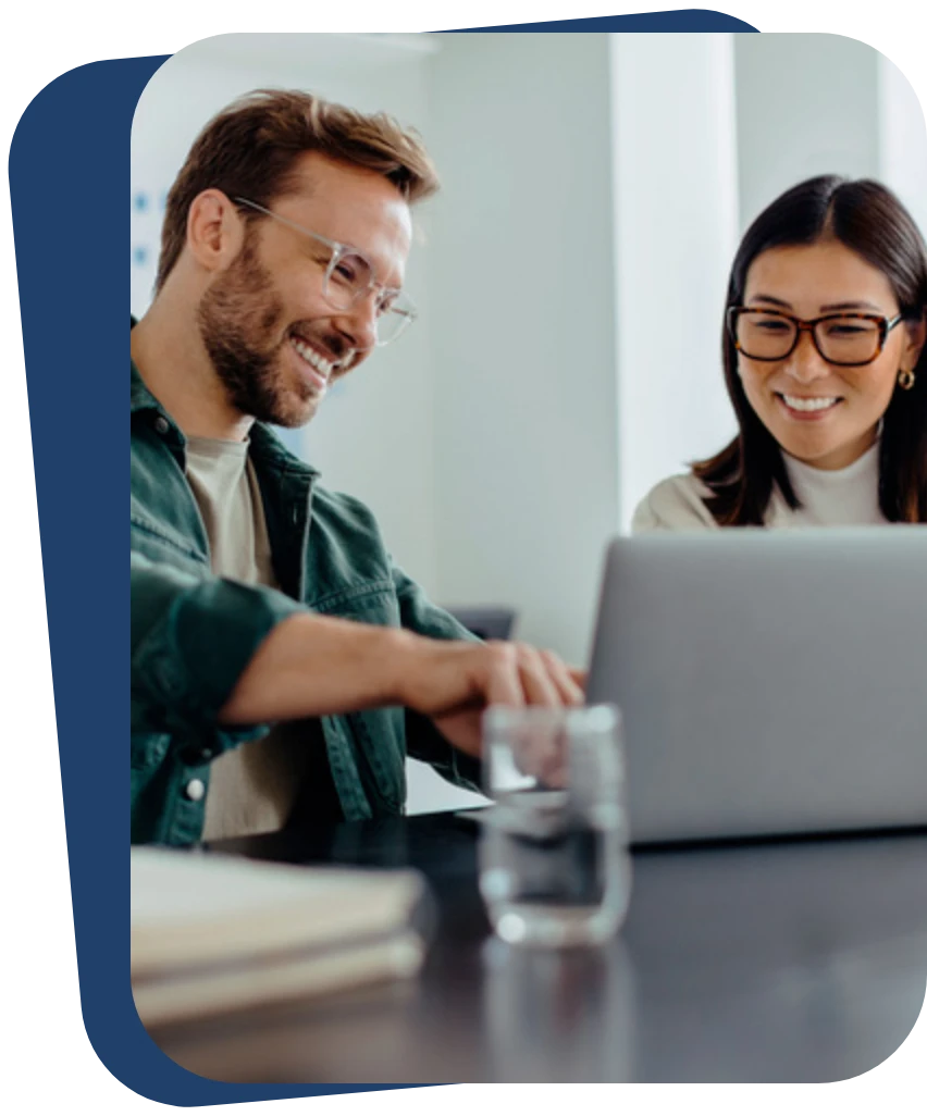 Deux entrepreneurs sur un ordinateur