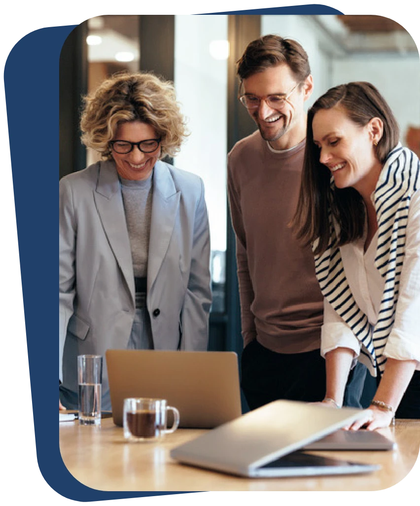 Trois employés en réunion sur un ordi