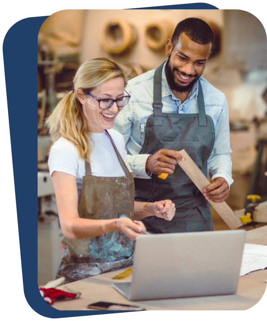 Deux entrepreneurs sur un ordinateur