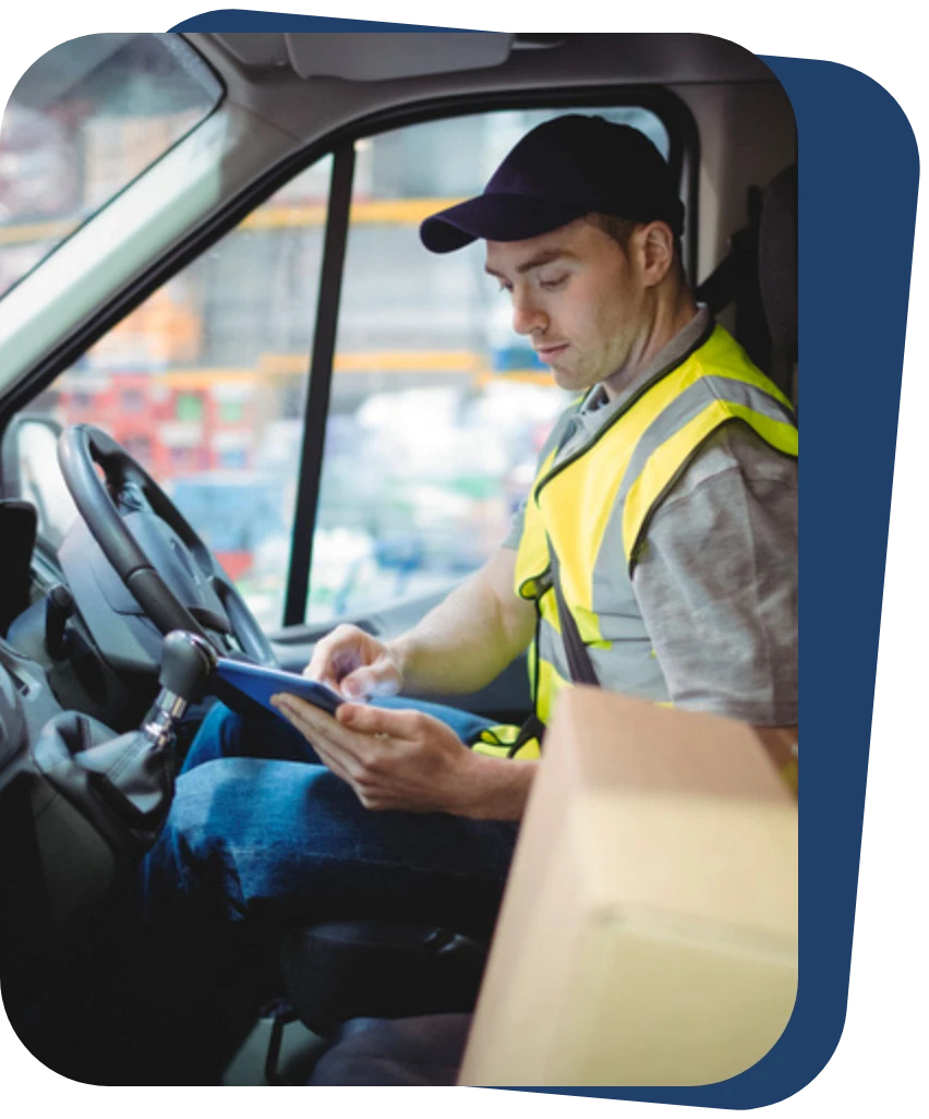 Un livreur dans son camion sur une tablette