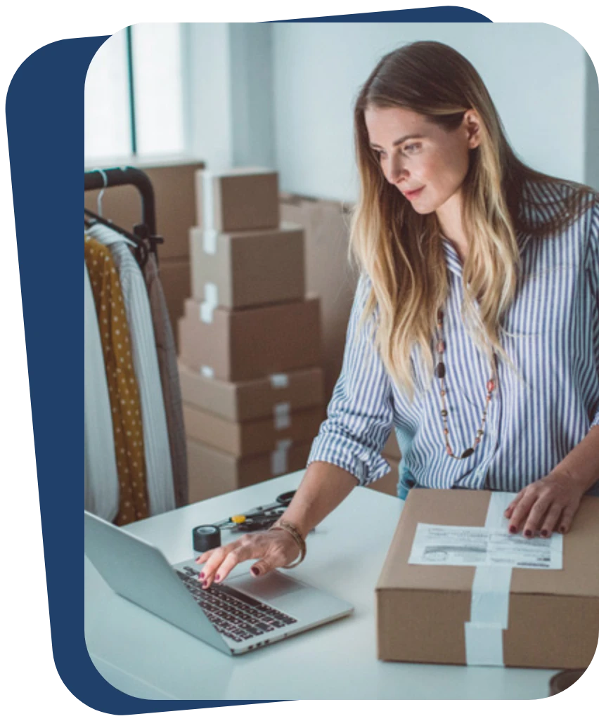 Une entrepreneure sur un ordinateur