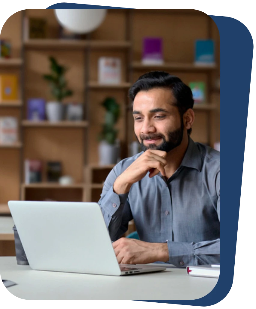 Un entrepreneur sur son ordinateur