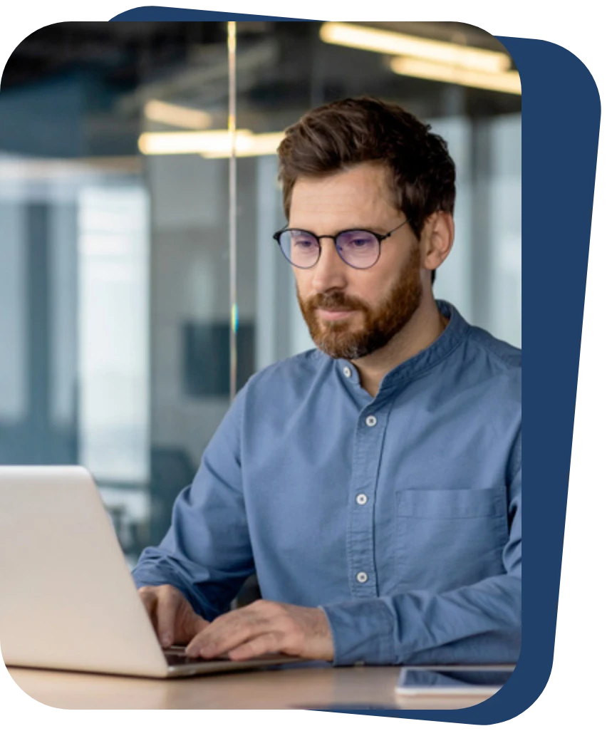 img-cas-usage04 Un entrepreneur sur son ordinateur