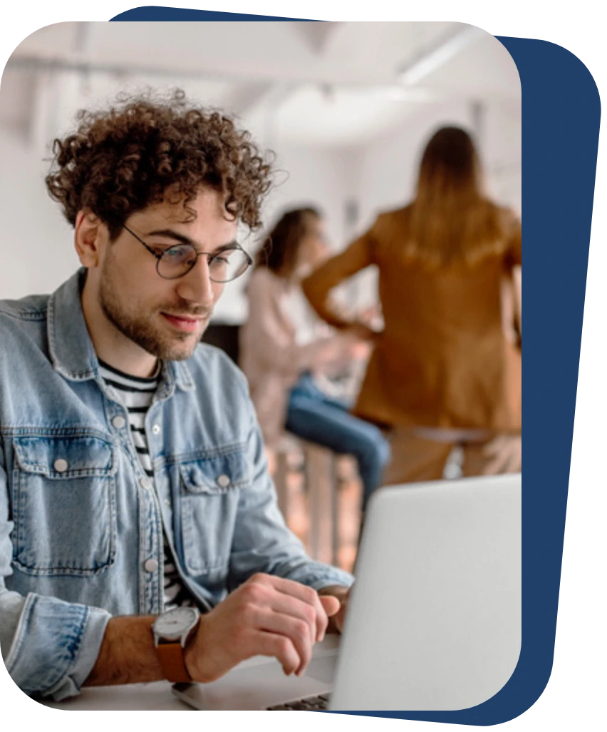 img-cas-usage06 Un entrepreneur sur son ordinateur